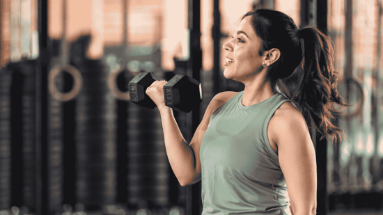 woman in the gym strength training to combat insulin resistance